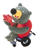 車椅子に座って魚を手にする熊のイラスト