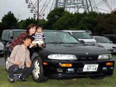 愛車の前にて奥村さんとご家族の写真